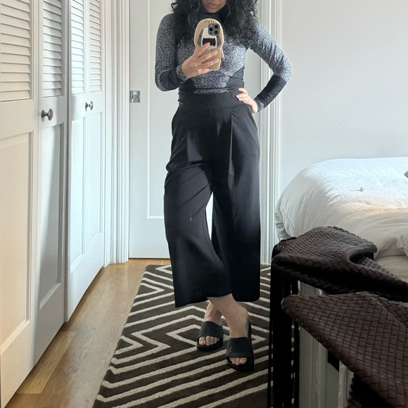 black Lululemon Can You Feel The Pleat Crop pants (size: 4) - Picture 9 of 10